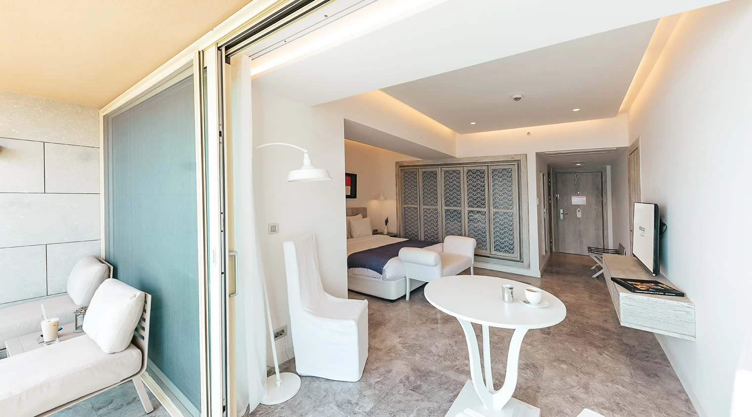 D Resort Ayvalık Deniz Manzaralı Suit ferah iç mekânı ve Ege manzarası